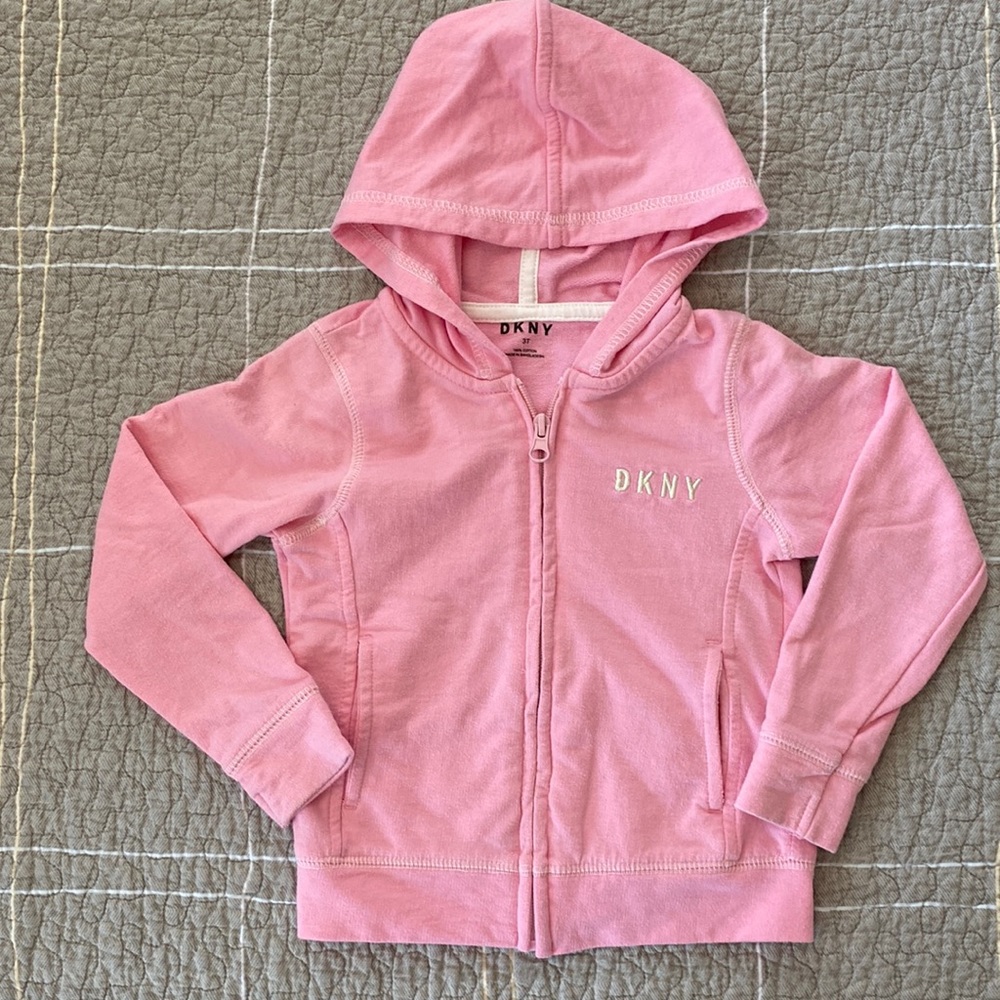 ✨4/$20✨ DKNY zip up, hooded sweater in soft pink, with front pockets (size 3T)